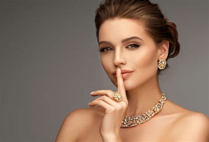 Buy rings, earrings, necklaces and bracelets of the highest quality, with a fashionable and innovative design capable of transforming any look into a big event, embark on this trend!